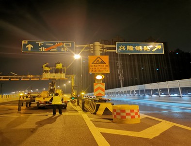 阿勒泰郑州市北三环彩虹桥交通标志牌安装现场